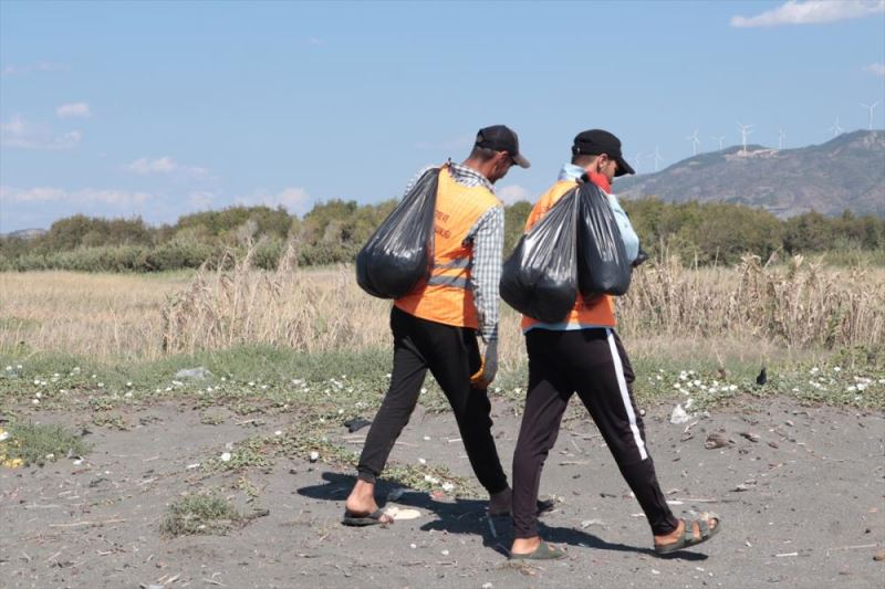 Hatay sahillerinde Suriye kaynaklı petrol sızıntısının temizlik çalışmaları sürüyor