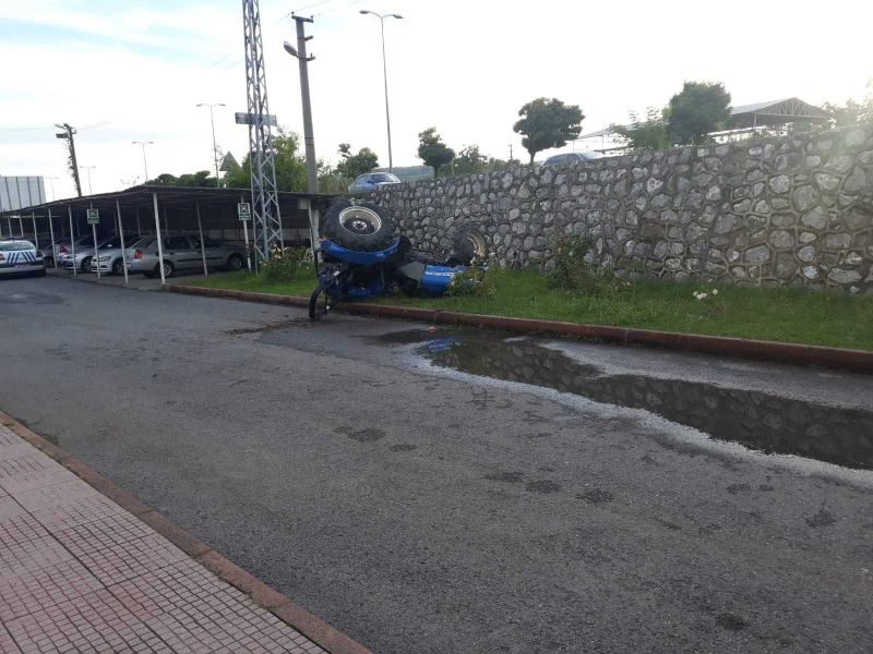 Traktör polis merkezinin önüne devrildi: 1 yaralı
