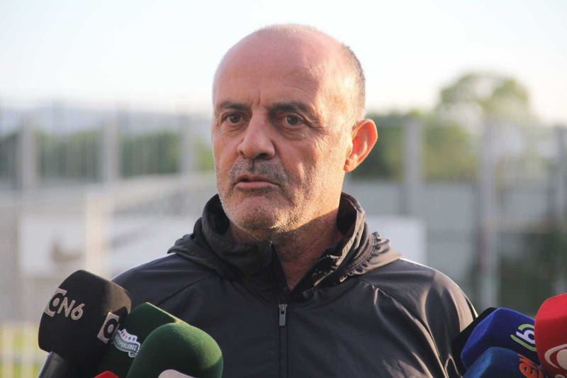 Bursaspor Teknik Direktörü Özcan Bizati: “Büyük bir camiaya geldiğimin farkındayım”
