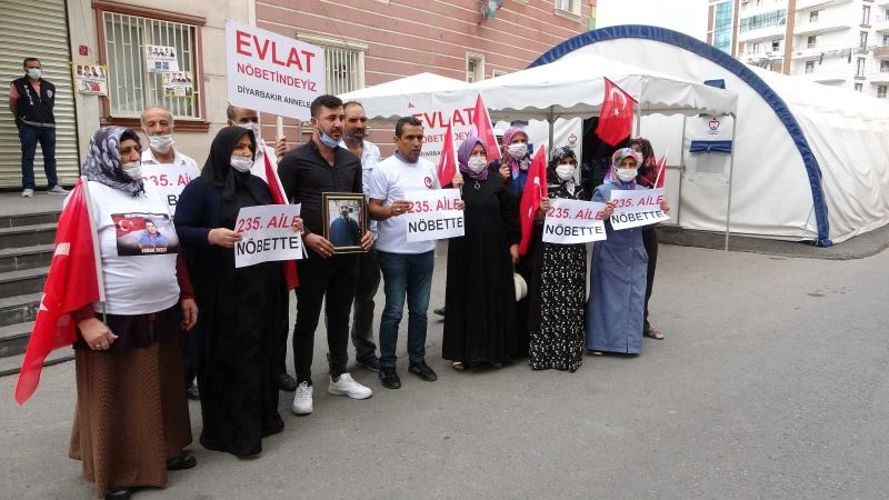 HDP önündeki nöbete bir aile daha katıldı
