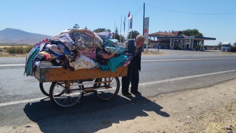 (Özel) 88 yaşındaki çerçici ekmek parası için kilometrelerce yol gidiyor
