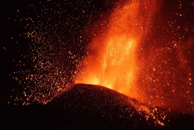 Kanarya Adaları’ndaki yanardağda patlamalar şiddetini artırdı
