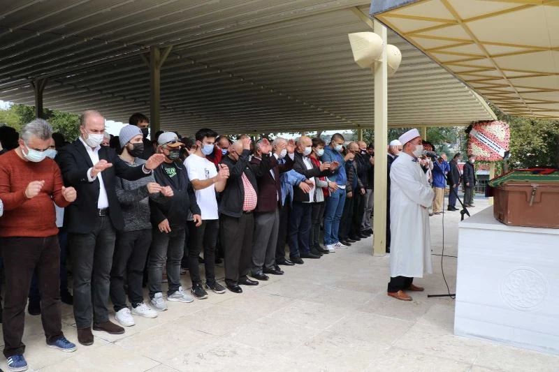 Evinin balkonunda beton zemine düşerek hayatını kaybeden genç son yolculuğuna uğurlandı

