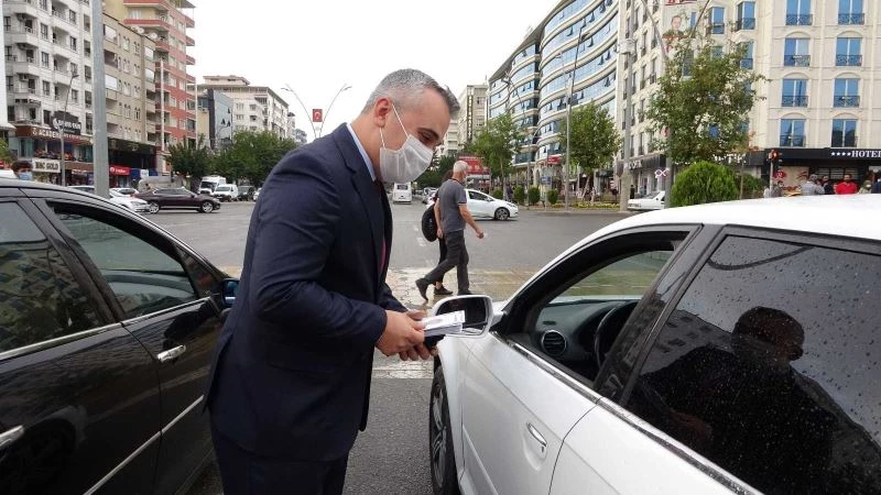 Batman’da polisler dilendirilen ve sokakta çalıştırılan çocukları topluma kazandırmak için sürücüleri bilgilendirdi
