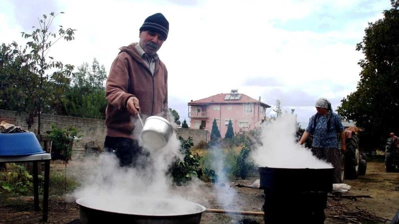 Sarıgöl’de evlerde şifa kaynağı pekmez yapılmaya başlandı
