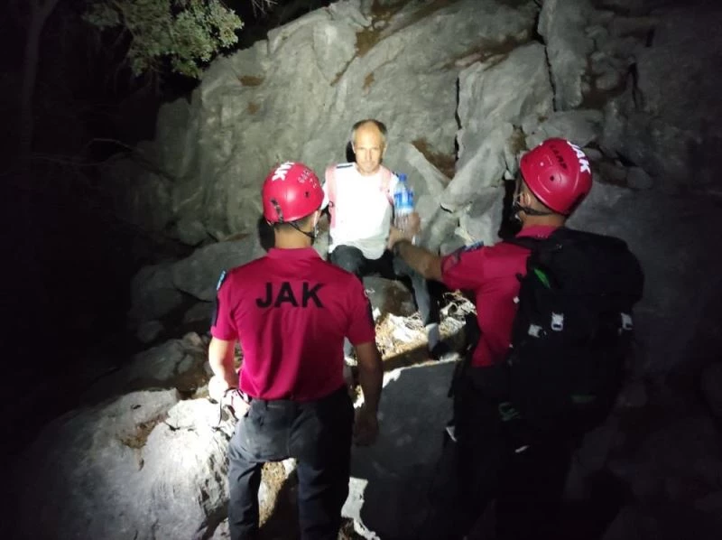 Litvanyalı turist mahsur kaldığı kayalık alanda JAK ekipleri tarafından kurtarıldı