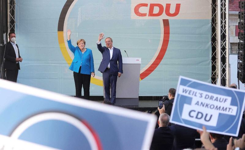 Merkel, istikrar için seçime 1 gün kala Laschet’e oy istedi