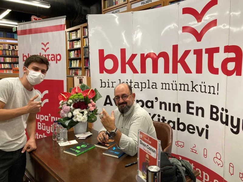 Yazar Sinan Canan, okurlarıyla imza günü etkinliğinde bir araya geldi