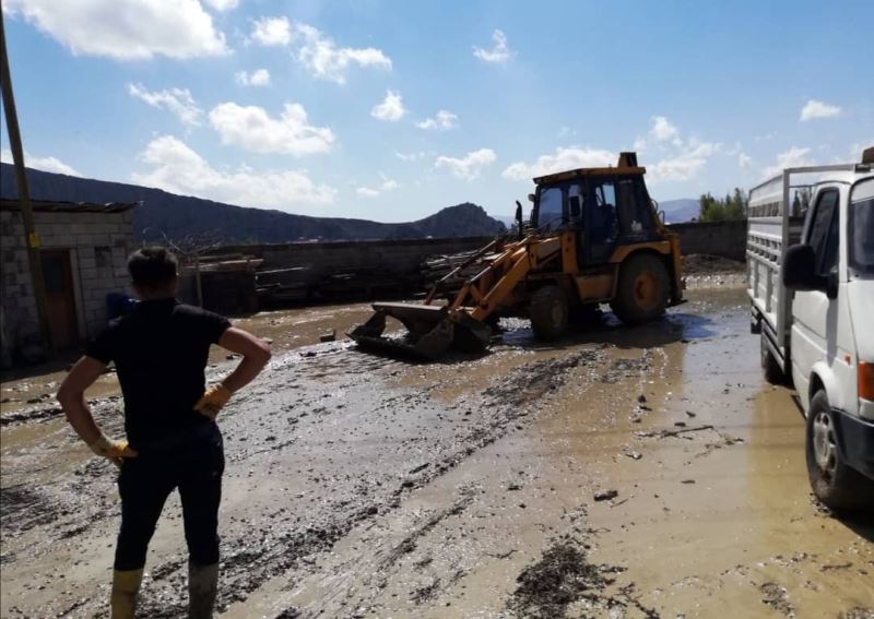 Van Büyükşehir Belediyesi, su taşkınlarından etkilenen vatandaşların yanında
