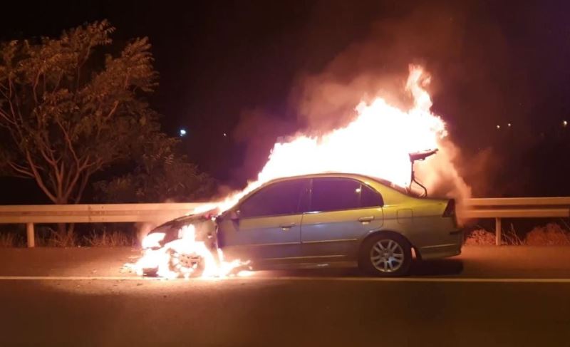 Patlayarak alev alev yanan otomobil adeta küle döndü
