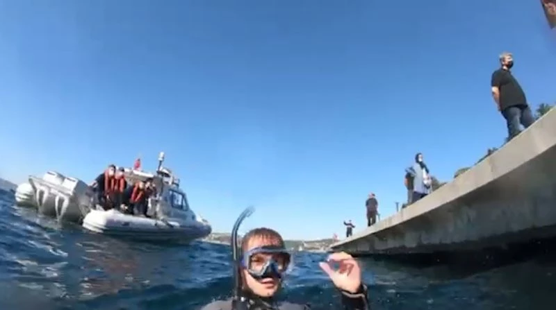 İskelede mahsur kalan kediyi Sahil Güvenlik ekipleri kurtardı
