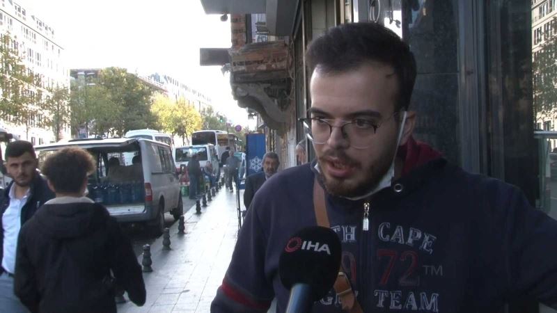 (Özel) Beyoğlu’nda organize yankesicilik: 5 kişi turistin telefonunu çaldı

