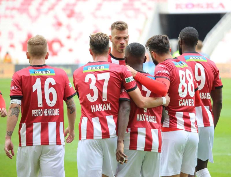 Sivasspor kendi sahasında ilk kez kazandı: 