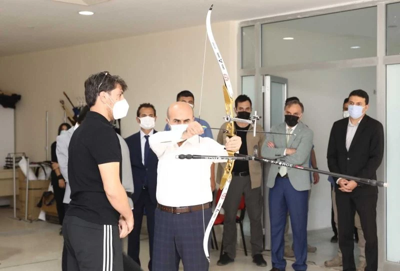 Gençlik buluşmasına katılan kaymakam hem saz çaldı, hem türkü söyledi
