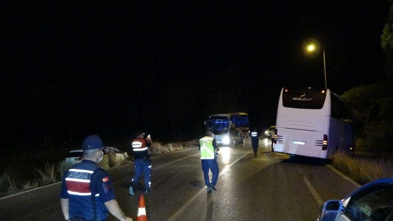 Manavgat’ta otomobil tur otobüsüne çarptı: 2 yaralı
