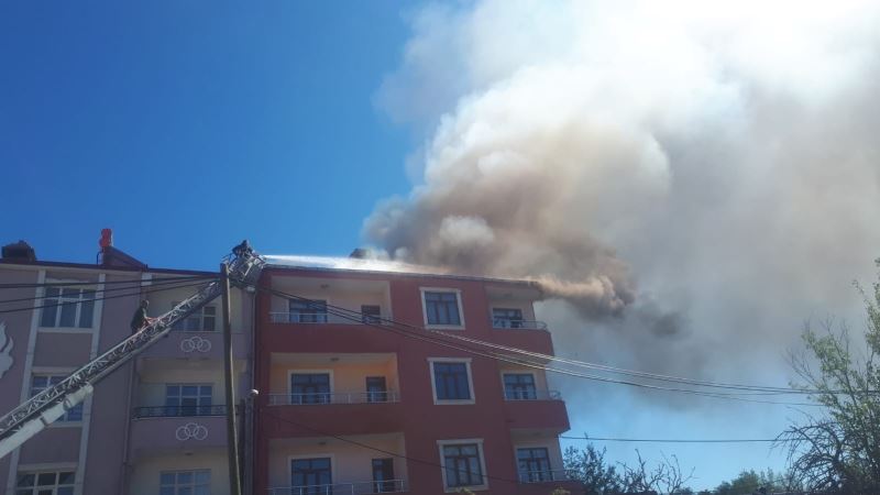Tuzluca’da çatı yangını paniğe neden oldu
