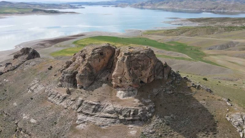 Urartular dönemine ait Tanrıverdi Kalesi ilk günkü ihtişamını koruyor
