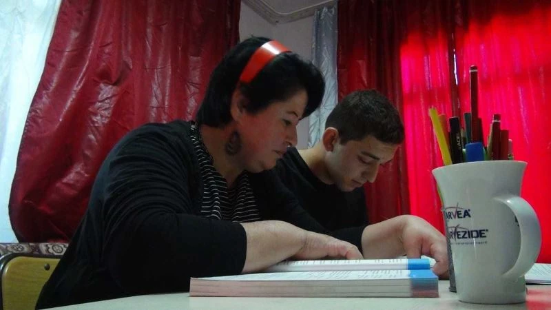 Okulu bırakan oğlunu teşvik etti, anne oğul beraber lise diploması aldı
