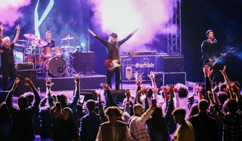 Güz konserleri Bulutsuzluk Özlemi ile sona erdi
