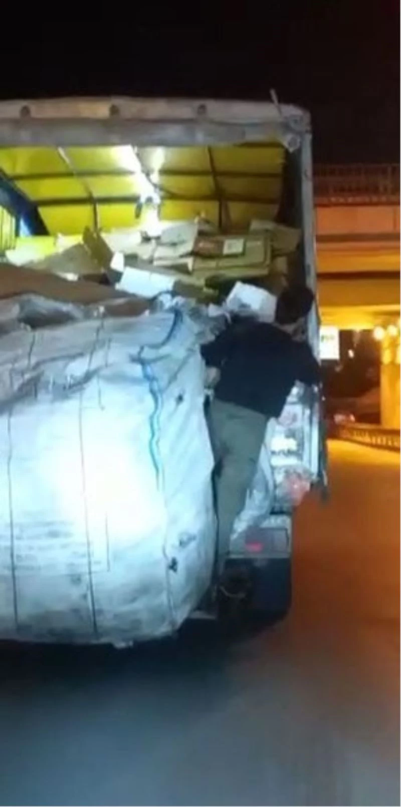 (Özel) Pendik’te kamyonete asılan vatandaşın tehlikeli yolculuğu kamerada
