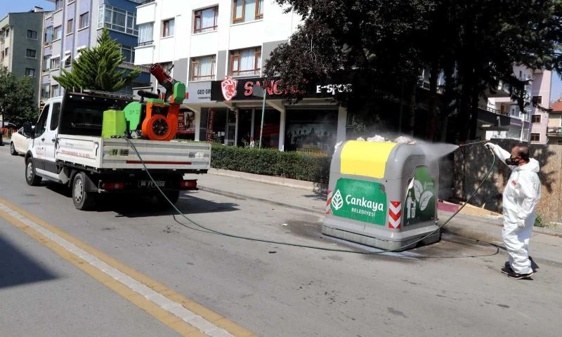 Çankaya’da çöp konteynerleri önce yıkanıyor, sonra ilaçlanıyor
