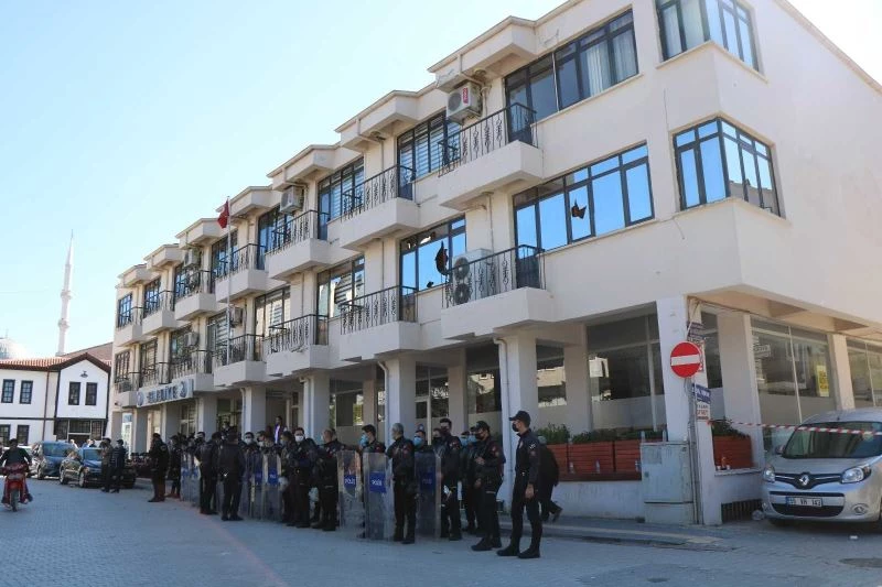 Belediyeyi taşlayan vatandaşlar 6,5 saatlik gergin bekleyişin ardından dağıldı
