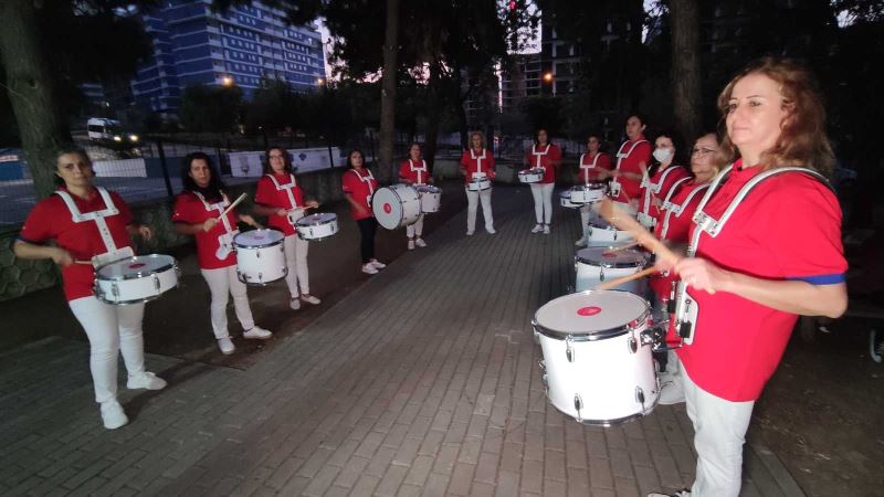 Mahalledeki kadınlar bando kurdu herkesi coşturuyor
