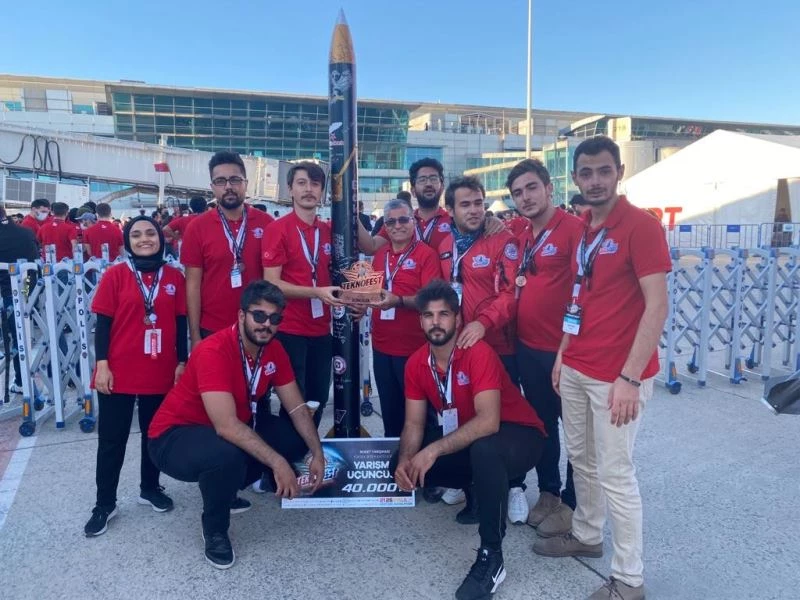 Elazığ takımından Teknofest’te önemli başarı: Yüksek irtifa kategorisinde Türkiye üçüncülüğü elde ettiler
