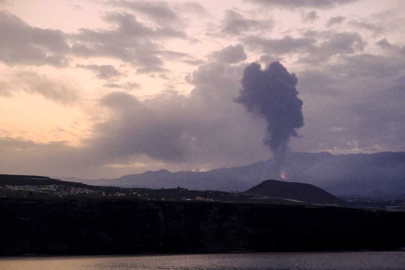 La Palma’daki Cumbre Vieja Yanardağı yeniden lav ve kül püskürtmeye başladı
