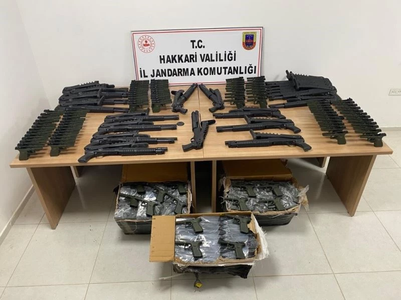 Hakkari’de 380 tabanca gövdesi ve 22 av tüfeği ele geçirildi

