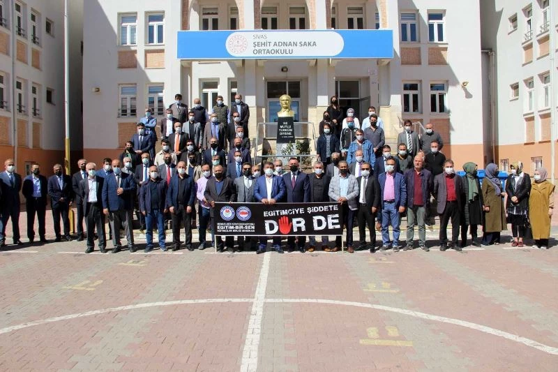 Darp edilen okul müdürüne meslektaşları destek çıktı
