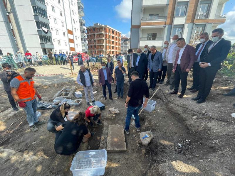 Yol yapım çalışmasında tesadüfen bulundu: 2 bin yıllık mezar