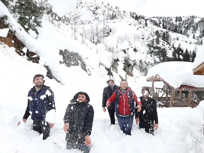 Yaylada karda araçları gitmeyince çözümü kaputta seyahat etmekte buldular
