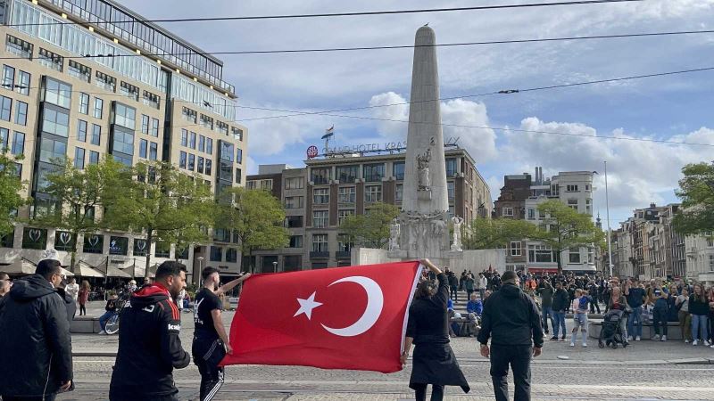 Beşiktaş taraftarı, Ajax maçı öncesinde Dam Meydanı’nda toplandı
