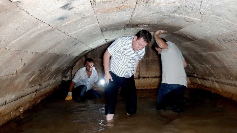 Sürünerek girdikleri Roma Çeşmesi’nde muhteşem yapıyla karşılaştılar
