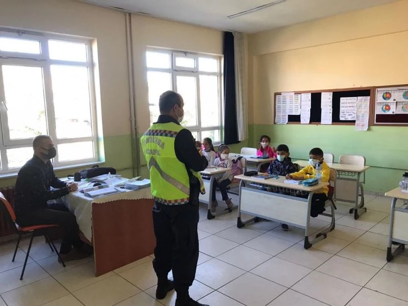Köy köy gezip miniklere trafik eğitimi veriyorlar
