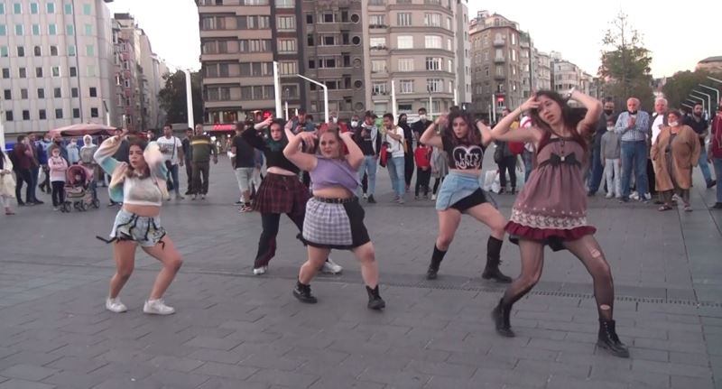  Taksim’de dans eden youtuberlara vatandaştan yoğun ilgi
