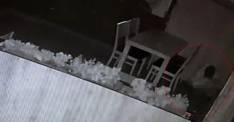 (Özel) Hırsızlık yapmak için geldiği dükkanın ortasına tuvaletini yaptı
