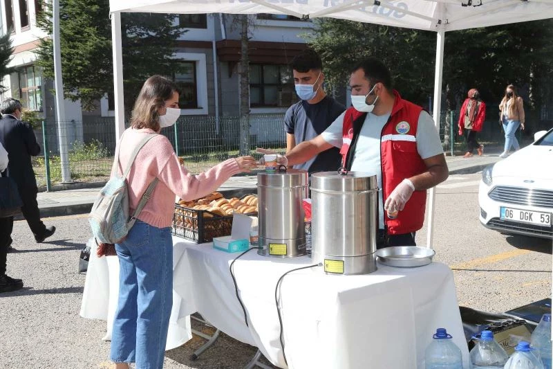 Gölbaşı’nda üniversitelilere çay ve poğaça ikramı
