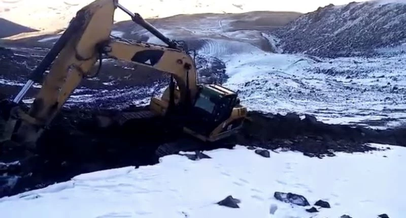 Karla kaplanan Süphan Dağı eteklerindeki köylere su ulaştıran ekiplerin zorlu mücadelesi
