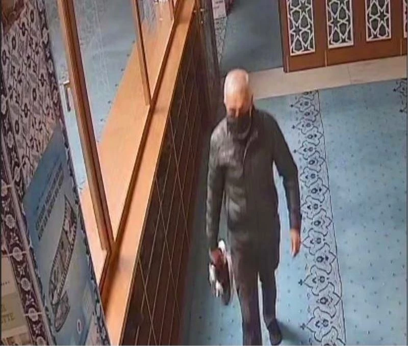 (Özel) Ayakkabı çalan hırsızın rahat tavırları hayrete düşürdü
