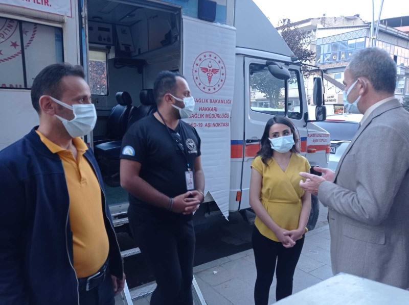 Başhekim ambulans hoparlörüyle vatandaşları aşıya davet etti