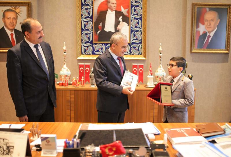 Başkan Işık, Furkan Süngü ve hocası Mehmet Oruç’u tebrik etti
