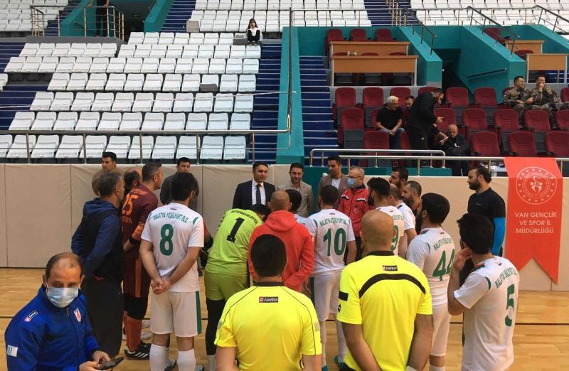 Genel Sekreter Çelikel, görme engelliler futsal müsabakasını izledi
