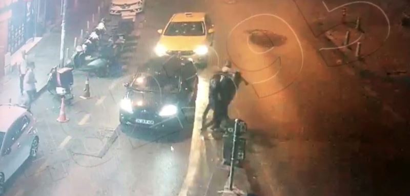 (Özel) İstanbul’da dehşet anları kamerada: Silahla dizlerinden vurup yerde tekmelediler
