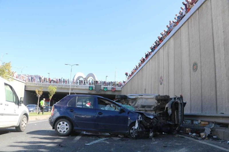 Meraklı vatandaşlar kazayı film gibi izledi
