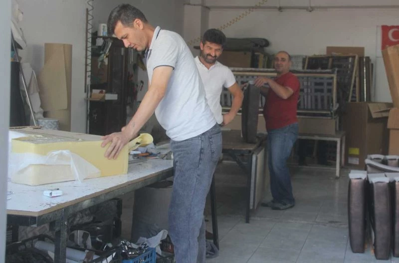 Üniversite öğrencilerinin gelmesiyle ikinci el eşya satıcıların yüzü güldü
