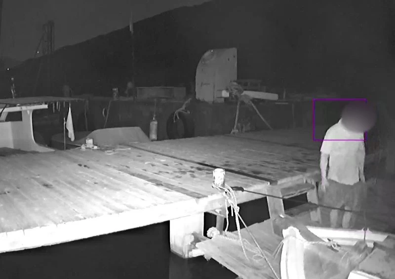 Halat çalarken kameraya yakalandı
