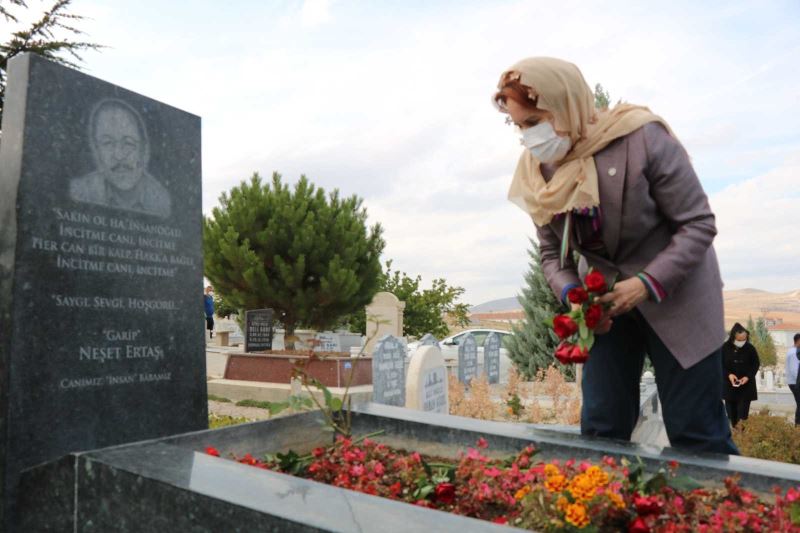 Akşener, Neşet ve Babası Muharrem Ertaş’ın mezarlarını ziyaret etti
