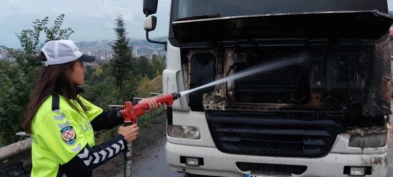 Akaryakıt yüklü tankerde yangın çıktı, kadın polis söndürmek için destek verdi
